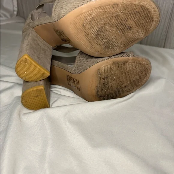 Qupid Sexy Sandals Taupe Size 7 - Picture 5 of 7